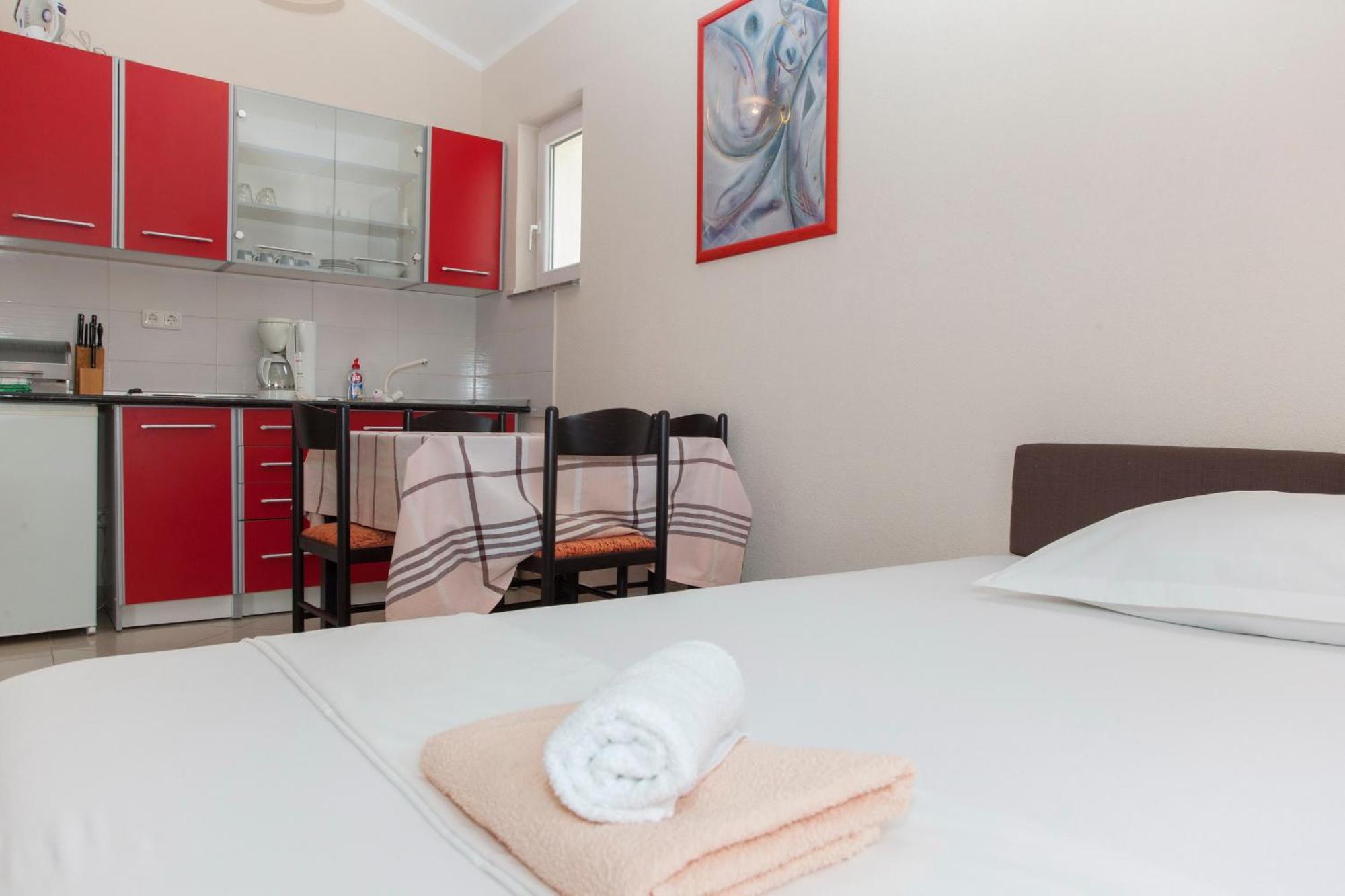 Apartments Damjanovic Makarska Habitación foto
