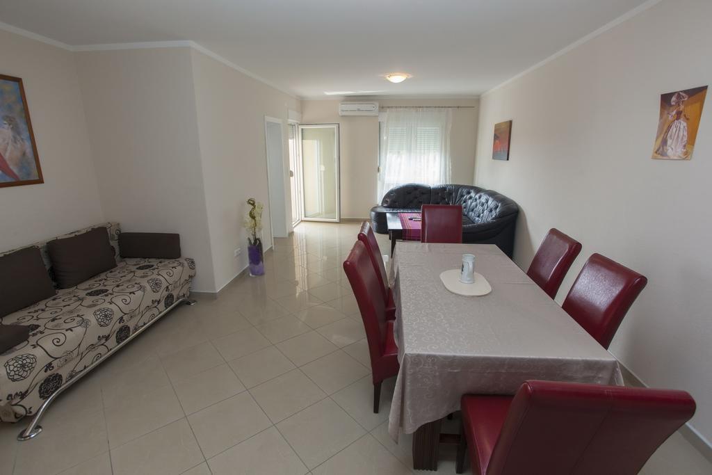 Apartments Damjanovic Makarska Habitación foto