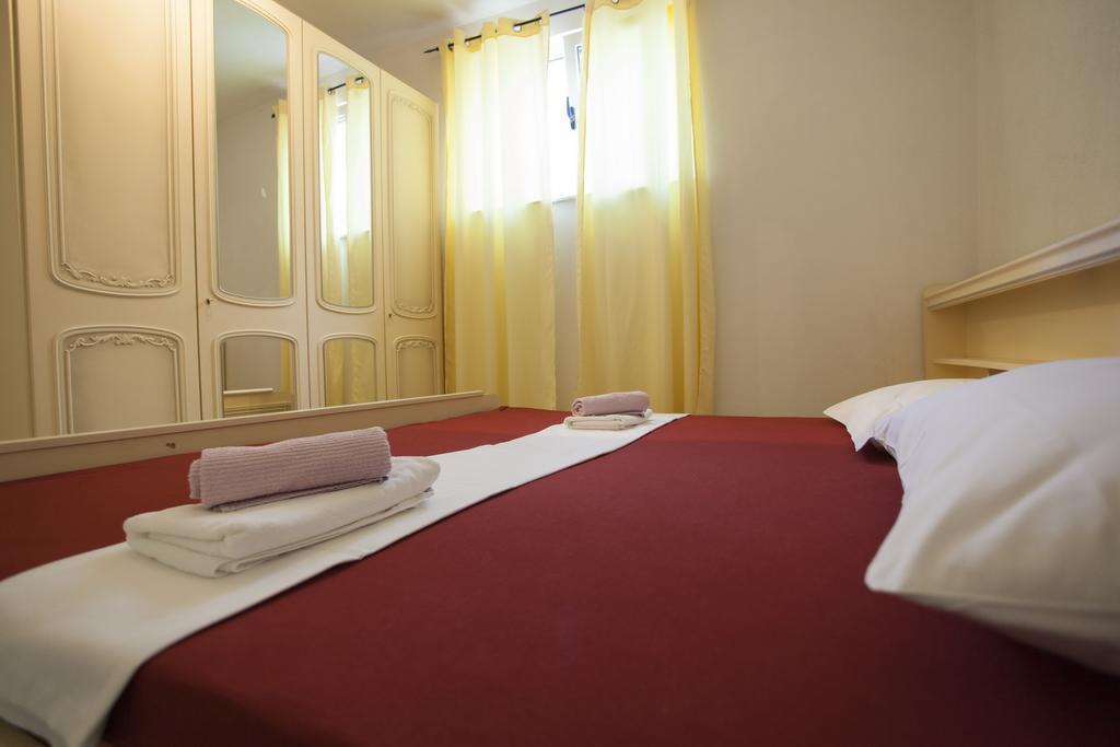 Apartments Damjanovic Makarska Habitación foto