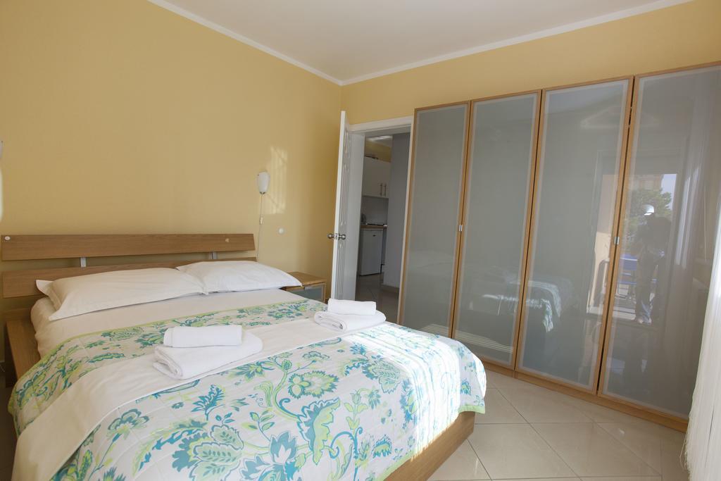 Apartments Damjanovic Makarska Habitación foto